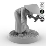 28 mm Japanese field worker miniature harvesting rice with straw hat, Iain Lovecraft