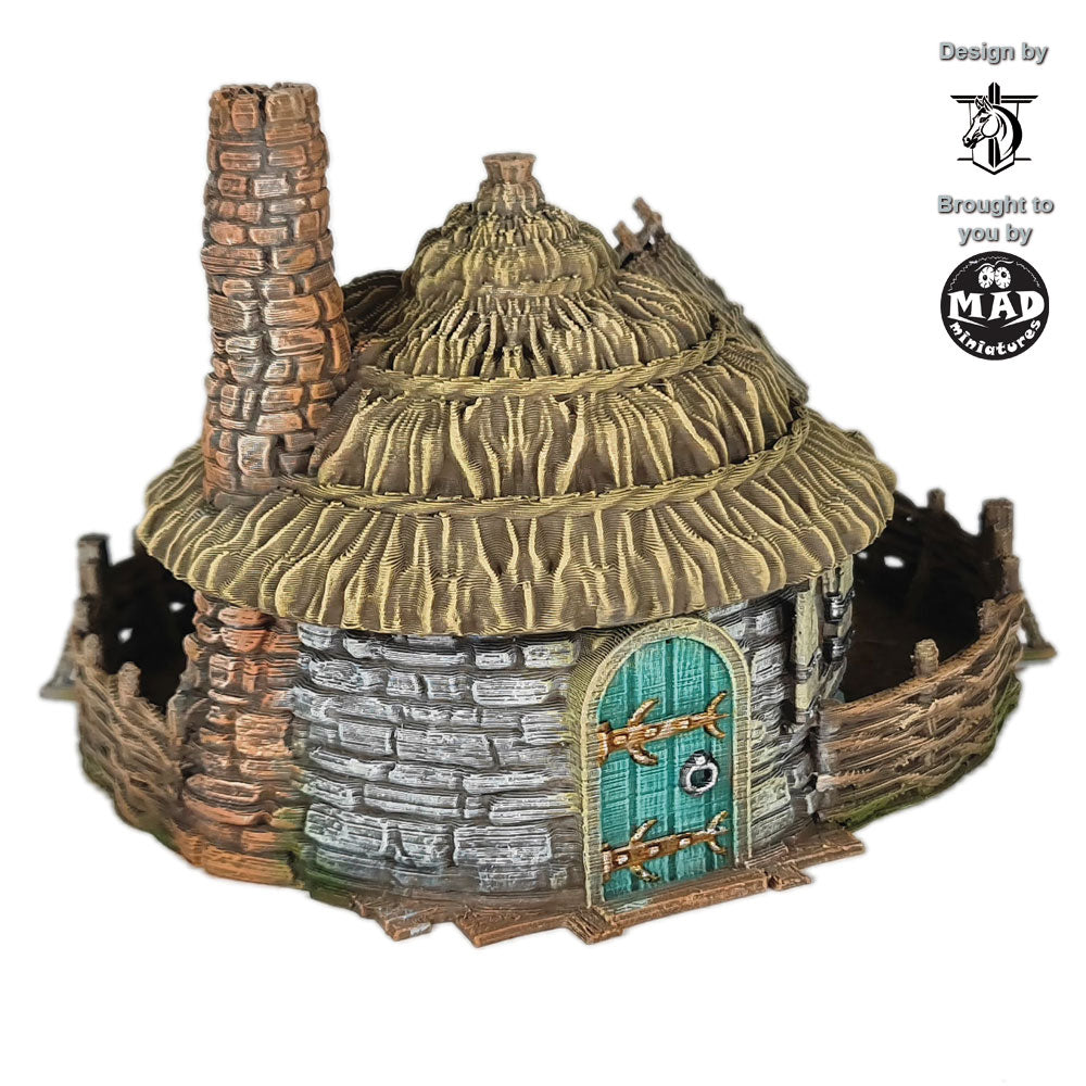 Horseheim Farm – round stone cottage with thatched roof and fenced yard by Mad Miniatures