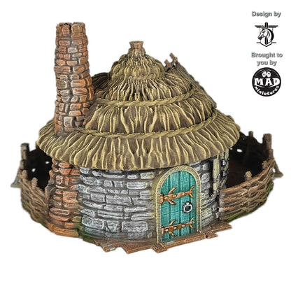 Horseheim Farm – round stone cottage with thatched roof and fenced yard by Mad Miniatures
