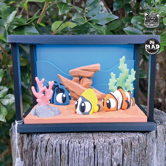 Glowing articulated fish tank with clownfish, butterfly fish and surgeon fish by Mad Miniatures