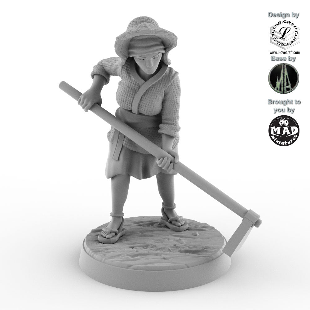 32 mm miniature of a Japanese woman farmer with a straw hat using a hoe – Nippon Saga model by Mad Miniatures.