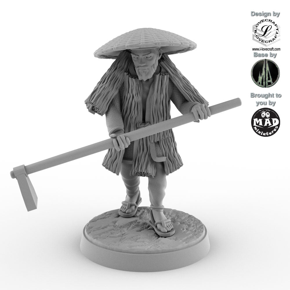 32 mm miniature of an elderly Japanese farmer in straw cloak and hat with a hoe – Nippon Saga model by Mad Miniatures.