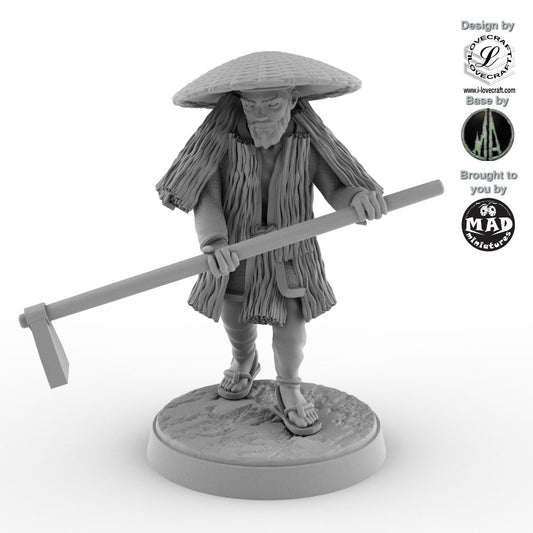 32 mm miniature of an elderly Japanese farmer in straw cloak and hat with a hoe – Nippon Saga model by Mad Miniatures.