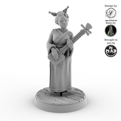 32 mm miniature of a Japanese geisha musician holding a shamisen – Nippon Saga model by Mad Miniatures.