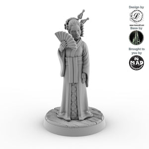 32 mm Geisha miniature with fan – elegant Nippon Saga model by Mad Miniatures.