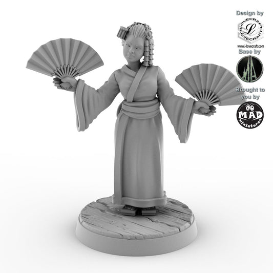 32 mm miniature of a Japanese geisha holding two folding fans, wearing traditional kimono – Nippon Saga model by Mad Miniatures.