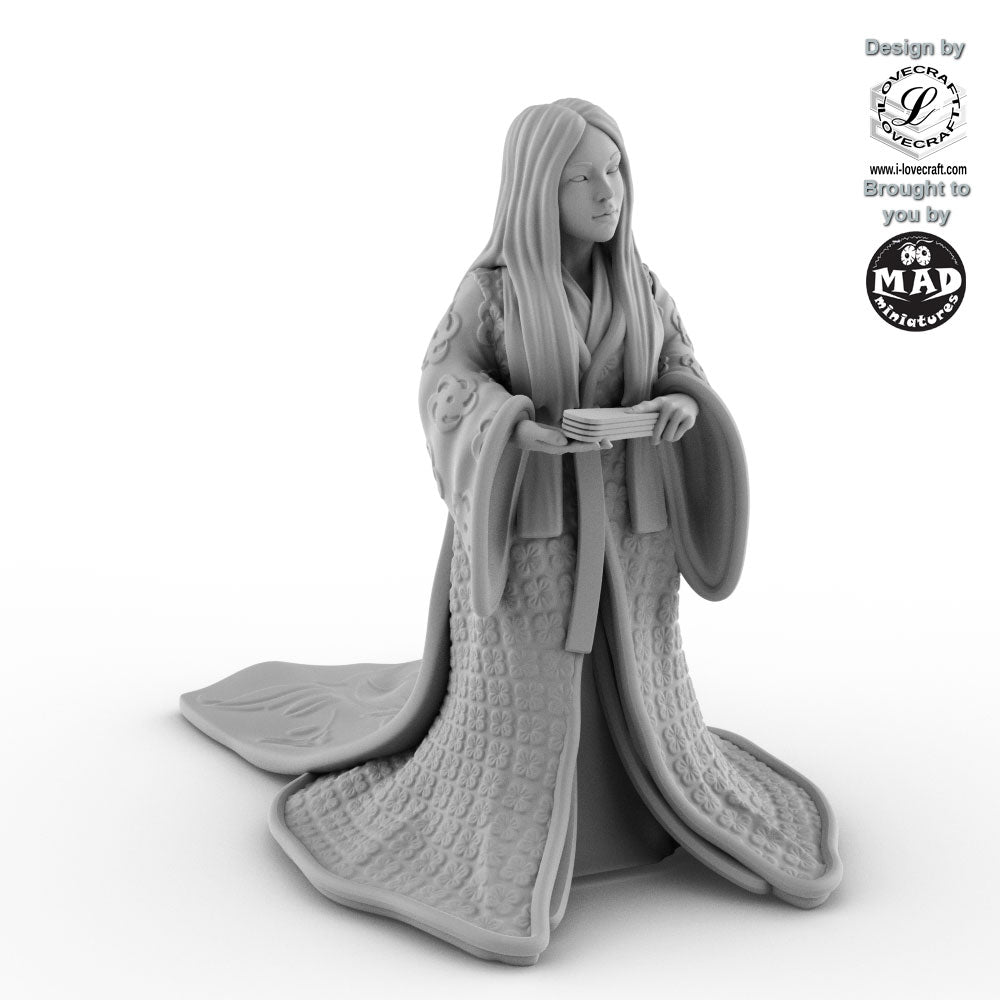 32 mm miniature of a noble lady in traditional kimono kneeling with a fan – Nippon Saga model by Mad Miniatures.