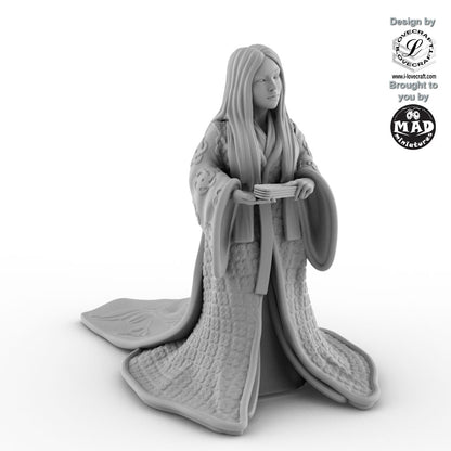 32 mm miniature of a noble lady in traditional kimono kneeling with a fan – Nippon Saga model by Mad Miniatures.